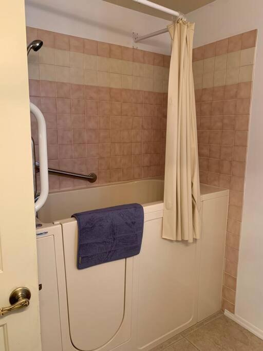 Desert Getaway - Centrally Located, Trail Access Steps Away! Lake Havasu City Exterior photo